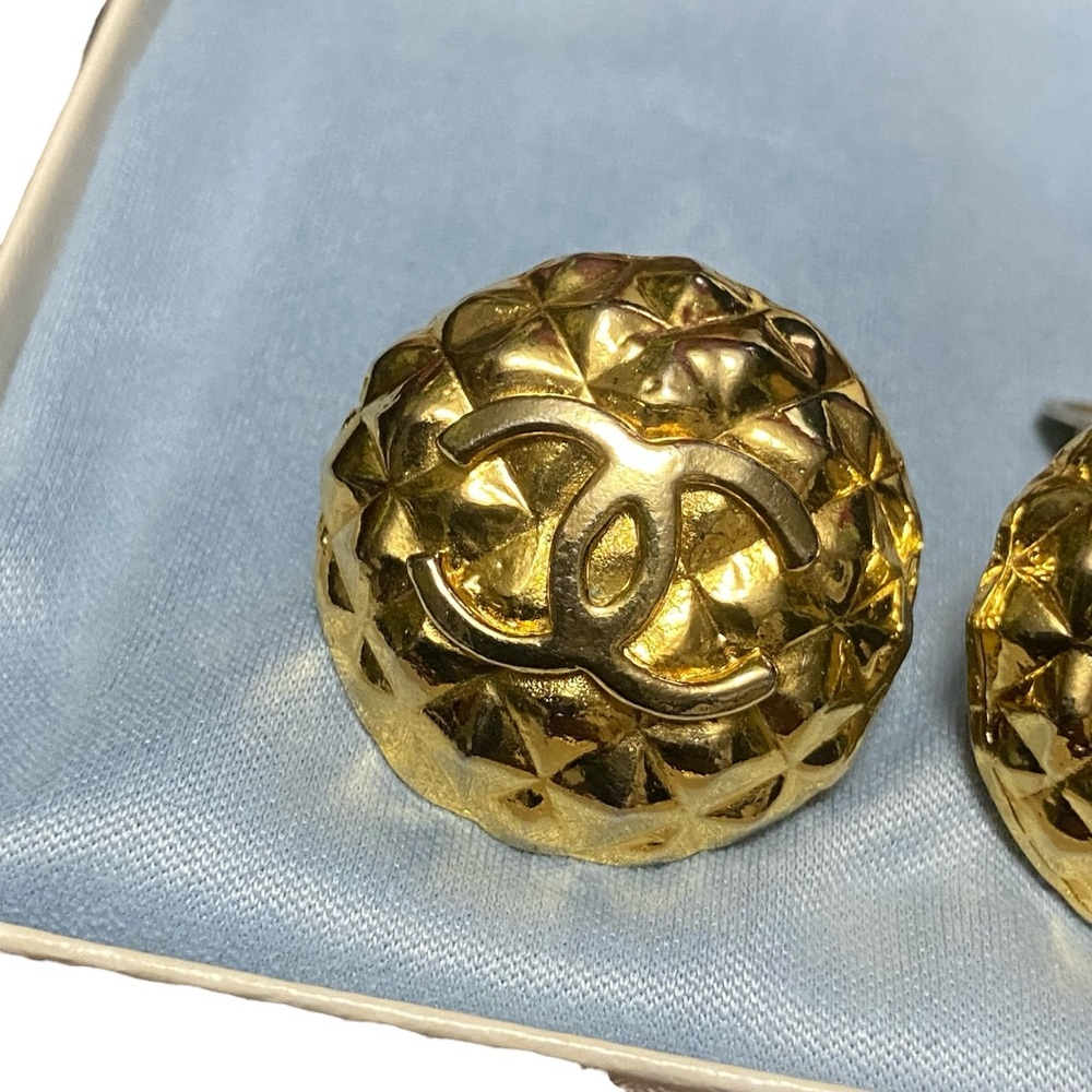 Chanel Vintage Gold CC Quilted Womens Clip On Earrings CC Logo Button - Picture 3 of 13